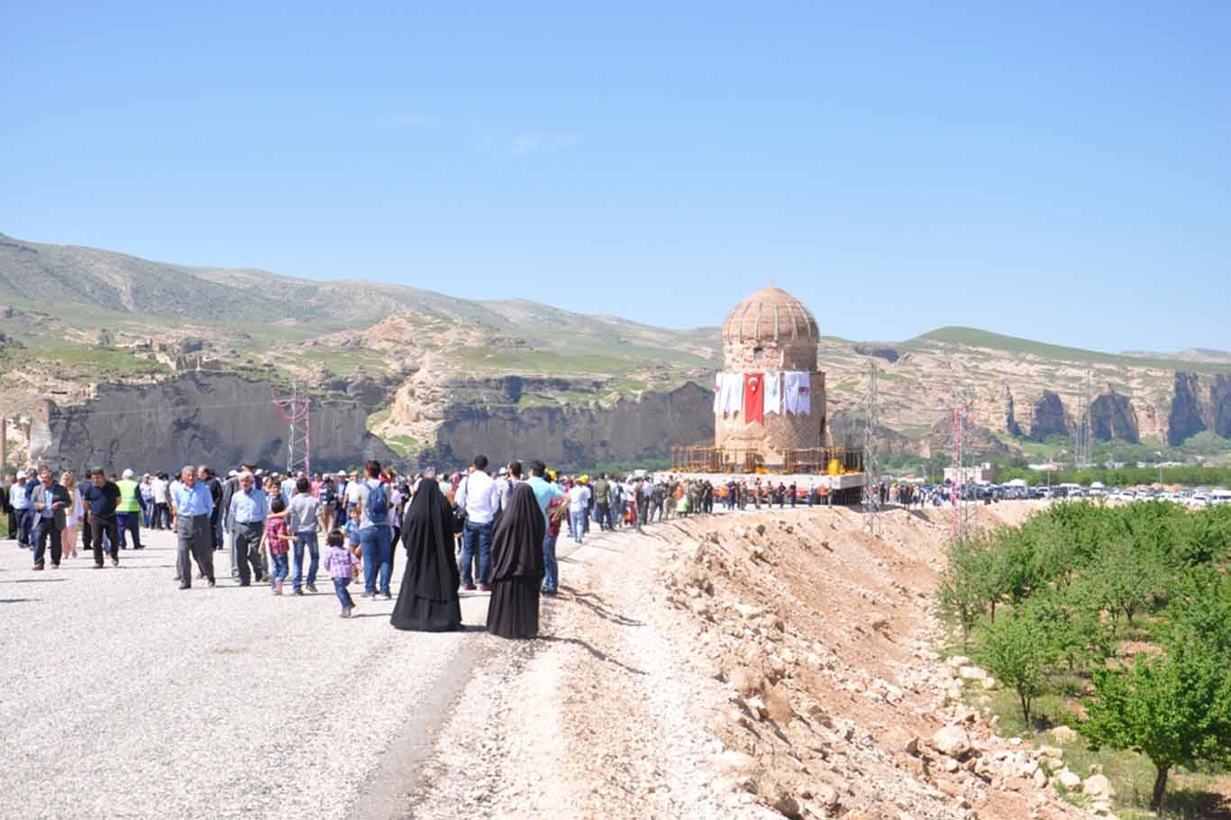 650 yıllık Zeynel Bey Türbesi'nin taşınması başarıyla tamamlandı 650 yıllık Zeynel Bey Türbesi'nin taşınması başarıyla tamamlandı